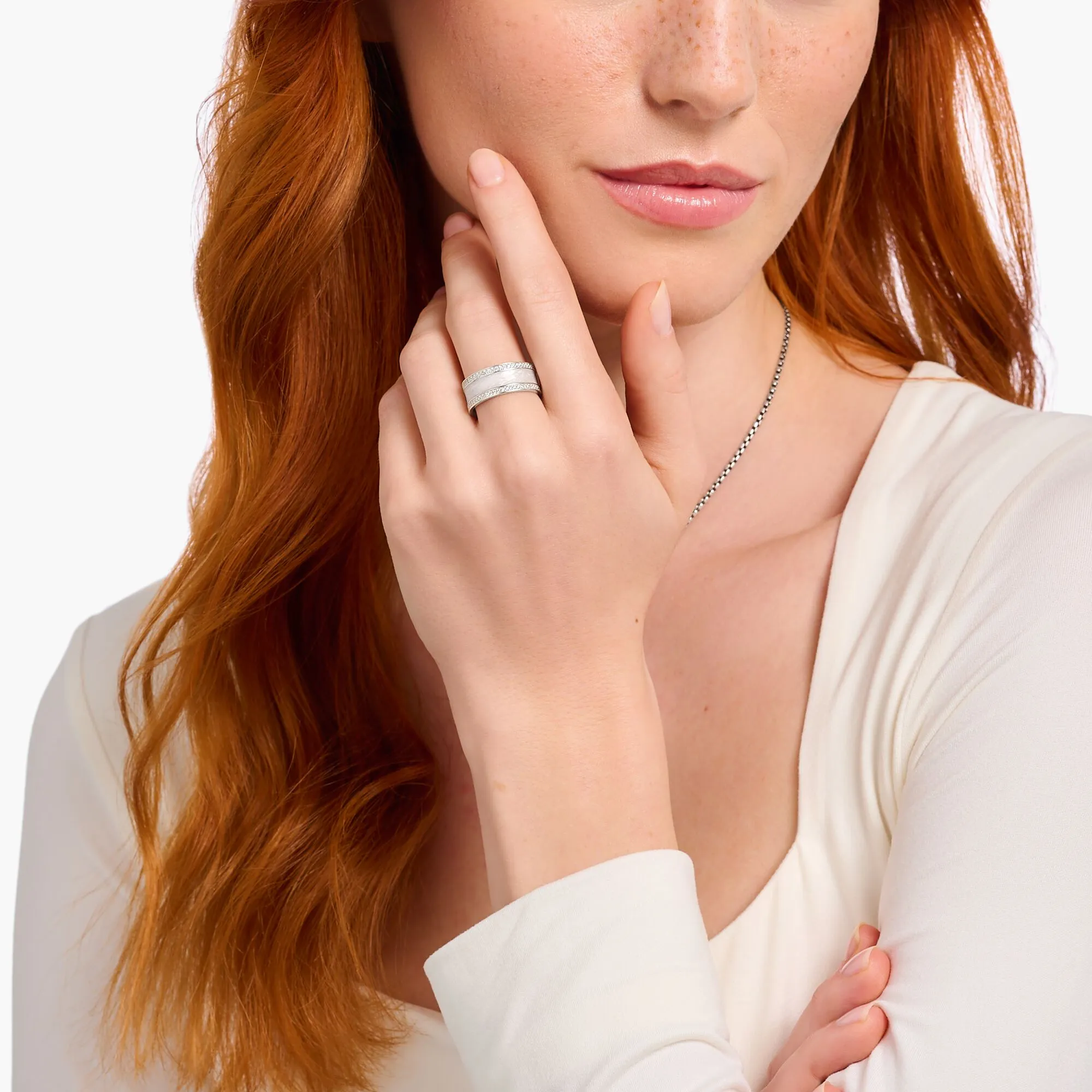 Band ring with cold enamel and stones