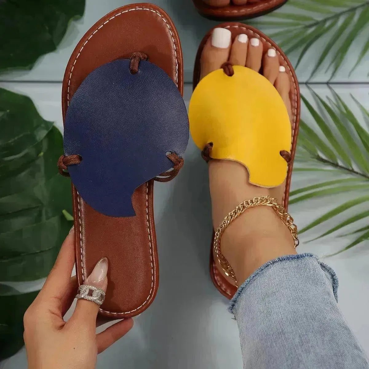 Casual Color-matching Clip-toe Sandals Summer Outdoor Personalized Flat Flip Flop  Slippers For Women.